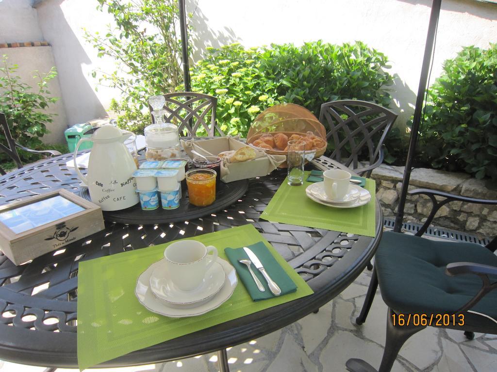Bed and Breakfast La Frandomiere Saint-Martin-de-Londres Zimmer foto